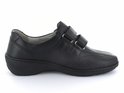 Zwarte leren damesschoen met twee klittenbandsluitingen en een gestructureerde neus.