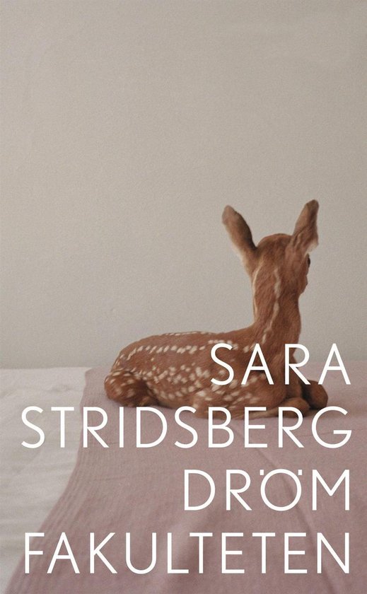 Un jeune faon repose sur une couverture rose, avec le texte "SARA STRIDSBERG DRÖM FAKULTETEN" dessus.
