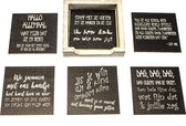 Set 03 van 6 zwarte onderzetters met grappige en orginele quotes van De Luizenmoeder, inclusief houder van FSC gecerificeerd hout