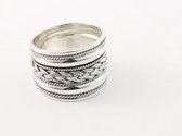 Brede zilveren ring met vlechtmotief en kabelpatronen - maat 21