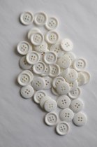 Mooie witte 4 gaats knoop van 20 mm. Zakje van 25 stuks.