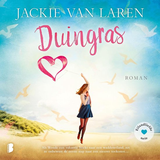 Boekcover 'Duingras' van Jackie Van Laren. Een jonge vrouw met opgestoken haar, blauwe rok en vest laat een hartvormige vlieger op tegen een achtergrond van duinen en meeuwen. Tekst: 'Duingras', 'ROMAN', 'Eilandliefde serie'.