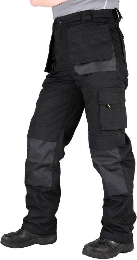 Zwarte werkbroek met verstevigde knieën en meerdere zakken.
