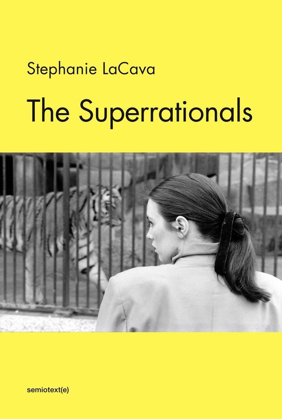 Boek 'The Superrationals' van Stephanie LaCava met een vrouw die naar een tijger in een kooi kijkt. Geel met zwart-wit beeld.
