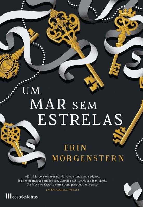 Couverture de livre avec le titre 'Um Mar Sem Estrelas' en gros caractères, avec des clés dorées ornées et des rubans blancs et gris sur fond sombre.