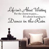 "Life isn't about waiting for the storm to pass It's about learning to dance in the rain" | Inspirerende muursticker |