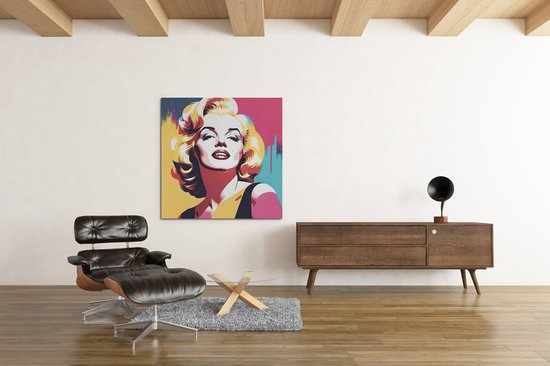 Kleurrijke pop-art van Marilyn Monroe met blonde krullen en rode lippen, op een gele, roze en blauwe achtergrond.