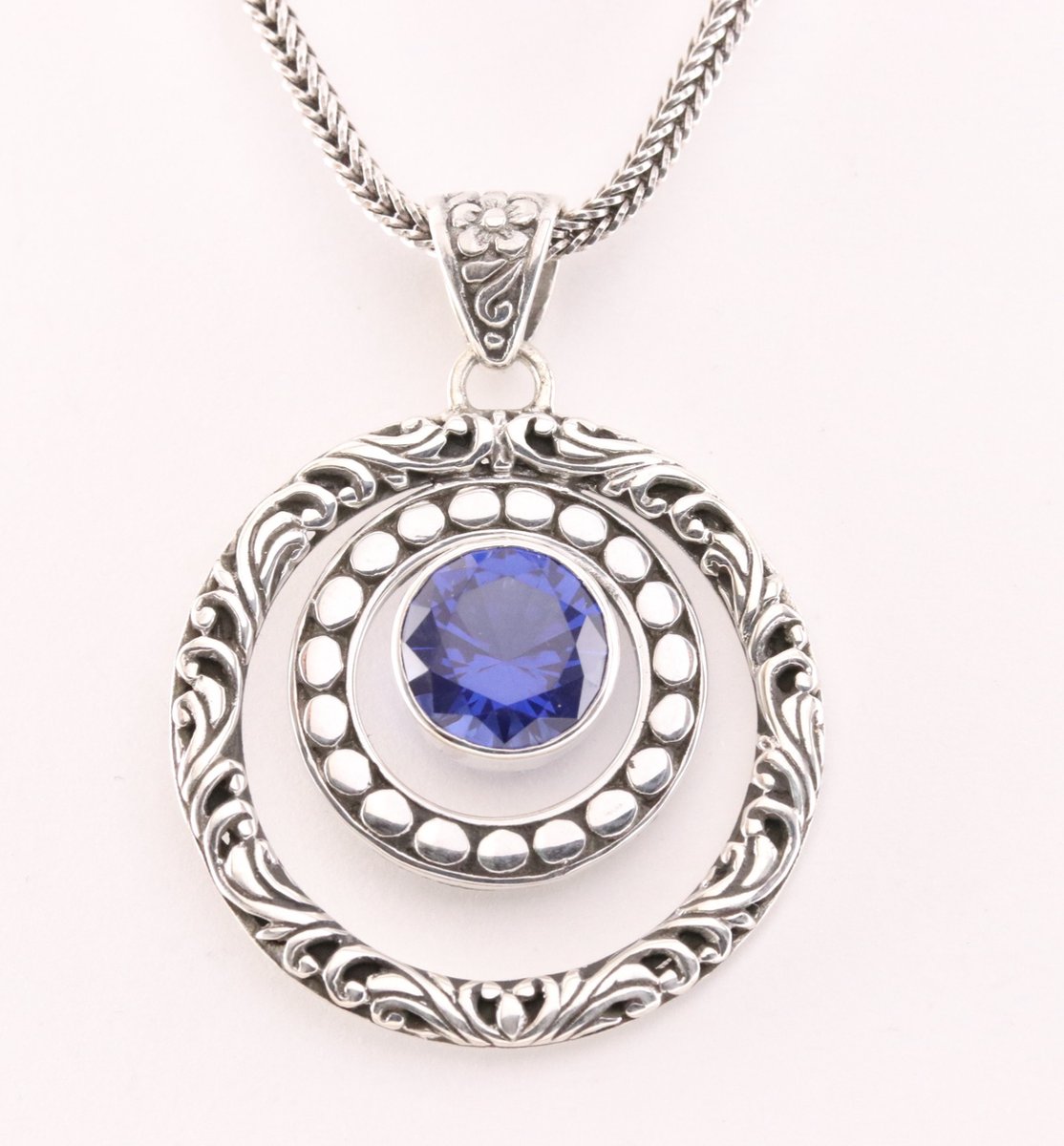 Traditionele bewerkte zilveren hanger met blauwe saffier aan vossenstaart ketting