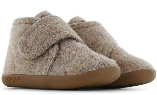 Taupe vilten slofjes met klittenbandsluiting en bruine zool met 'SHOESME' logo.