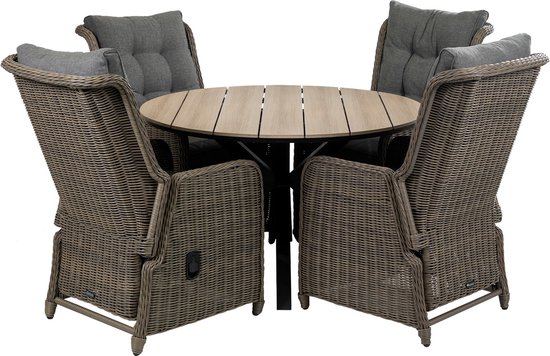 Ronde tuintafel met licht houten blad en vier grijze rotan stoelen met kussens.