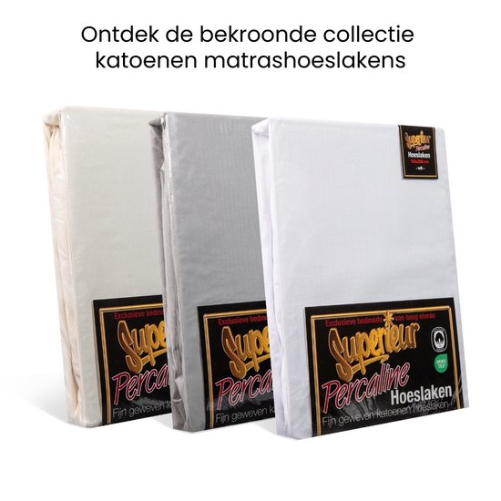 Drie opgevouwen hoeslakens in off-white, lichtgrijs en wit, verpakt met Superieur Percale labels.