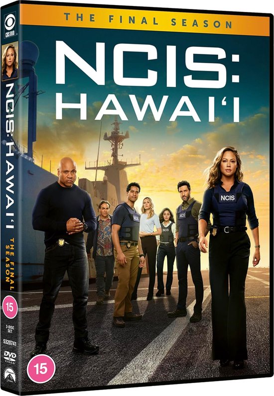 De cast van NCIS: Hawaii staat voor de 'The Final Season' DVD, met een schip op de achtergrond.