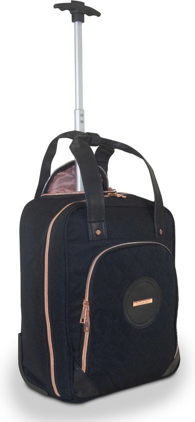 Zwarte Cabin Max trolley met rozenkleurige ritsen en handvatten, op wieltjes met uitschuifbaar handvat.