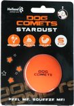 Een verpakking voor een oranje Dog Comets Stardust bal, maat S, 5 cm. Iconen voor stuiteren, drijven en duurzaamheid.