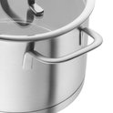 Gedetailleerde opname van een roestvrijstalen kookpot met glazen deksel en metalen handgrepen.