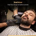 Man met baard krijgt een trimbeurt van een kapper met een zwarte tondeuse.