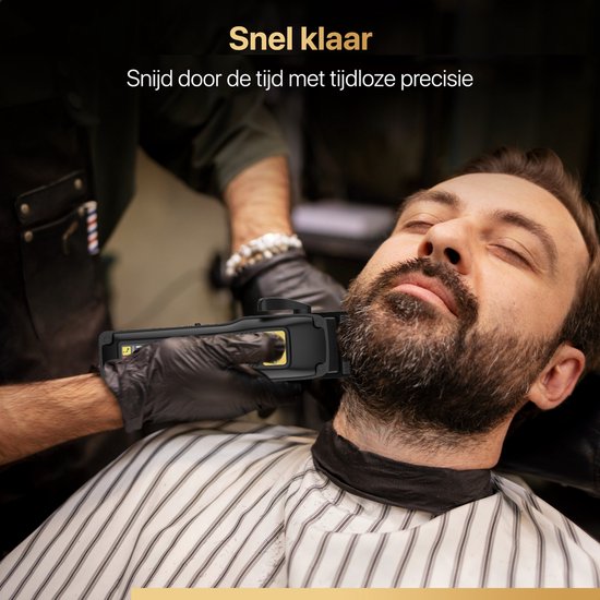 Man met baard krijgt een trimbeurt van een kapper met een zwarte tondeuse.
