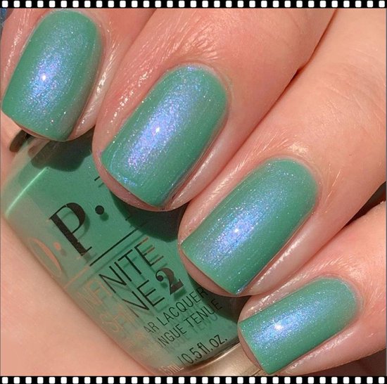 Mintgroene O.P.I. Infinite Shine nagellak met blauw iriserende glans.