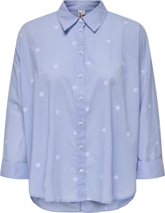 Blouse bleu ciel avec un imprimé floral blanc intégral et des manches longues.