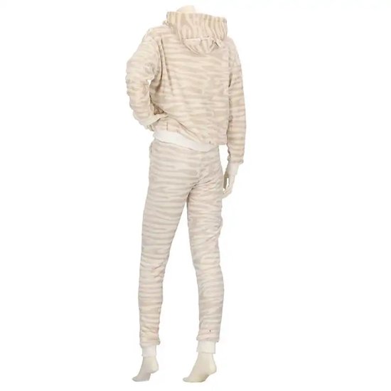 Beige fleece loungewear set met zebraprint, zittend op een kubus.