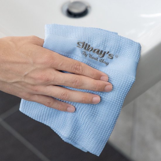 Main tenant une lingette microfibre Jilbay's bleu clair en cours d'utilisation.