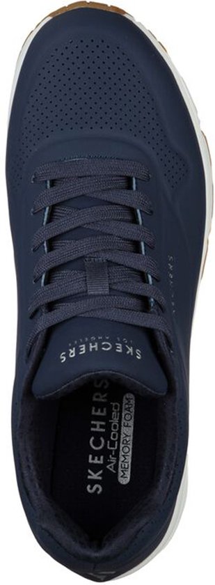 Vue de dessus d'un sneaker Skechers Uno bleu marine avec semelle blanche et logo S.