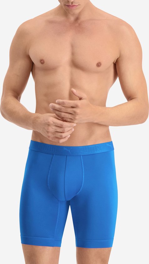 Man met helderblauwe Puma boxershort met een elastische Puma-tailleband. Van voren gezien.