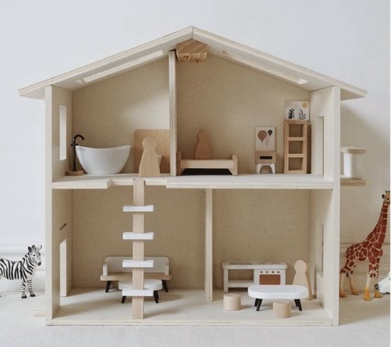 Houten poppenhuis met meubels, trap en dierenfiguren.