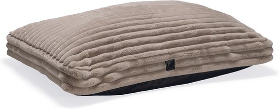 Beige hondenkussen met ribbelpatroon van zachte stof en zwarte onderkant.