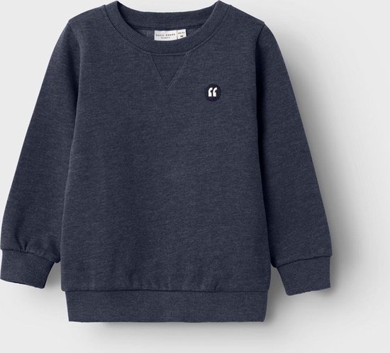 Donkerblauwe trui met V-hals en zwart rond label met witte opdruk.