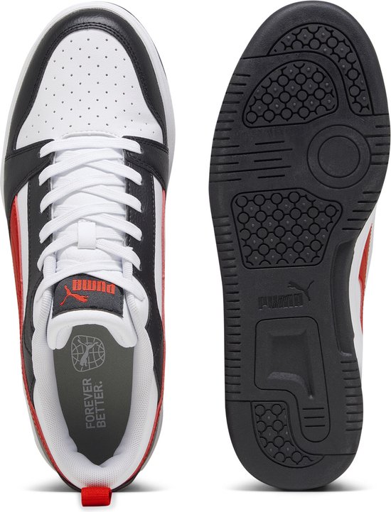 Bovenaanzicht van de witte, zwarte en rode PUMA Rebound v6 met 'FOREVER BETTER' binnenzool en zwarte buitenzool.