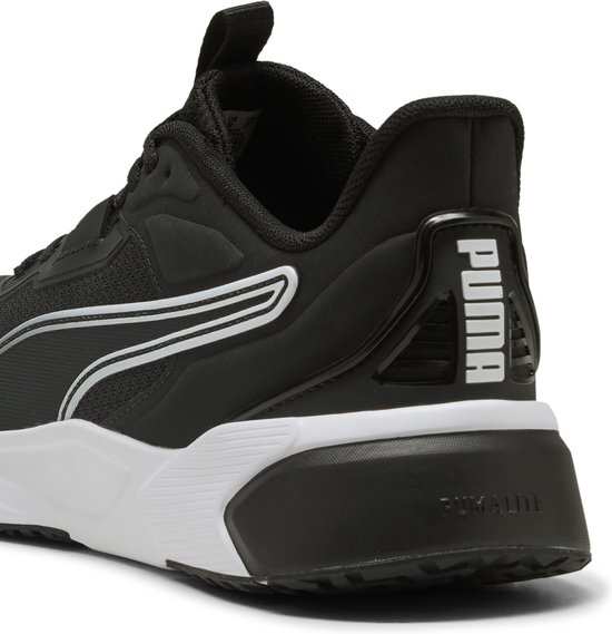 Zwarte PUMA sportschoen, detail van de hiel met PUMA logo op witte zool.