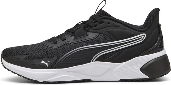 Zij-aanzicht van een zwarte PUMA sportschoen met witte zool en witte strepen aan de zijkant.