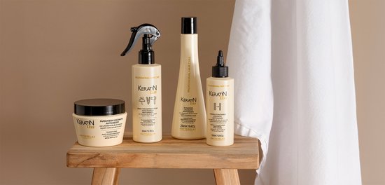 Collectie Phytorelax Keratin Liss haarverzorgingsproducten op een houten plank.