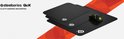 Stapel van drie zwarte SteelSeries QcK gaming muismatten met het SteelSeries-logo, met een gloeiende gamingmuis erop.