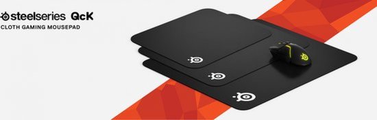 Stapel van drie zwarte SteelSeries QcK gaming muismatten met het SteelSeries-logo, met een gloeiende gamingmuis erop.