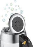 Bovenaanzicht van een waterkoker met open deksel, met C2-symbolen in de lucht.
