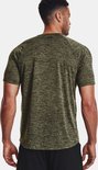 Achterkant van een man met olijfgroen gemêleerd sportshirt van Under Armour.
