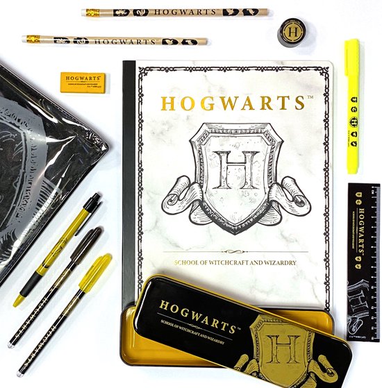 Hogwarts schrijfwaren inclusief notitieboek, pennen, potloden, liniaal, gum en etui.