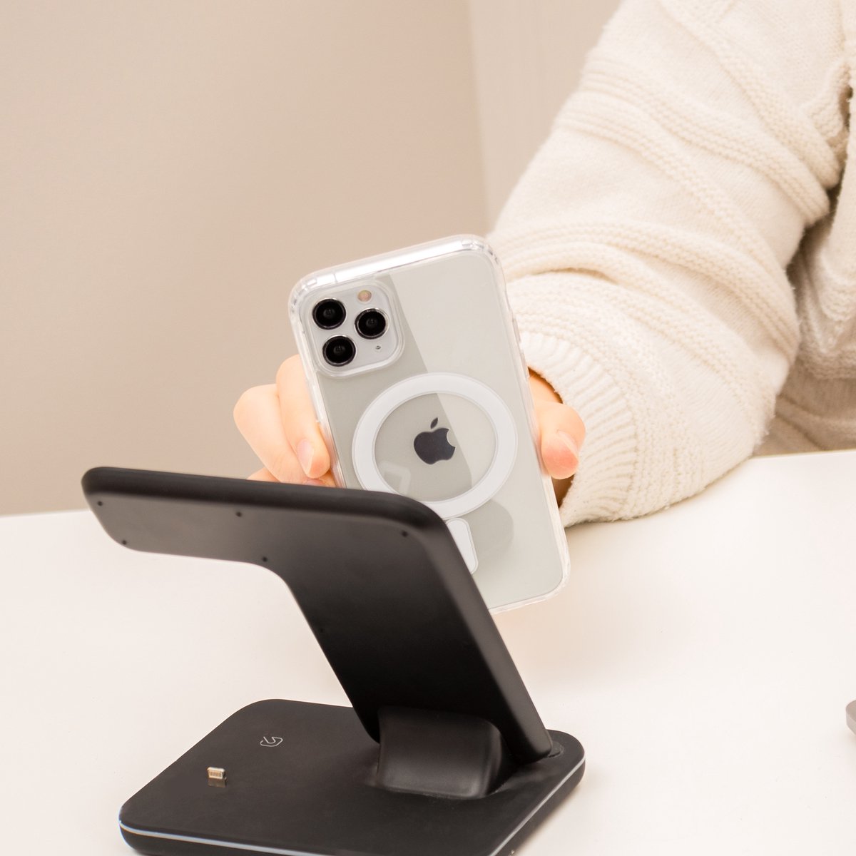ShieldCase telefoonhoesje geschikt voor Apple iPhone 14 transparant hoesje Magneet compatible - Backcover hoesje magneet - Doorzichtig hoesje met oplaad functie