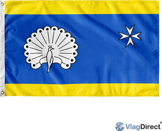 Blauwe vlag met gele banen boven en onder. Links een witte pauw met opengewerkte staart, rechts een wit Maltezer kruis.
