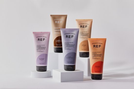 Vijf REF Colour Boost Masque tubes: Platinum Blonde, Cool Chocolate, Cool Silver Ash, Vanilla Blonde, en Intense Copper.