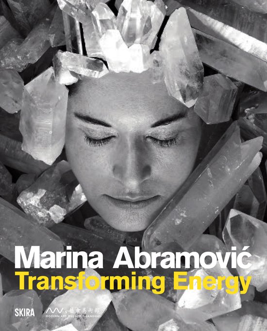 Marina Abramović: Transforming Energy. Een portret van de kunstenares met kristallen op haar hoofd.