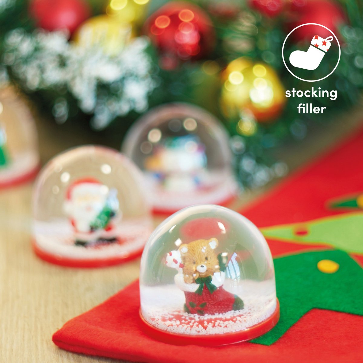 THE TWIDDLERS - Lot De 4 Mini Boules à Neige Noël 5 Cm - Motifs Festifs Assortis : Père Noël, Bonhomme De Neige, Sapin - Idéal Pour Bas De Noël, Cadeaux Et Déco Sapin