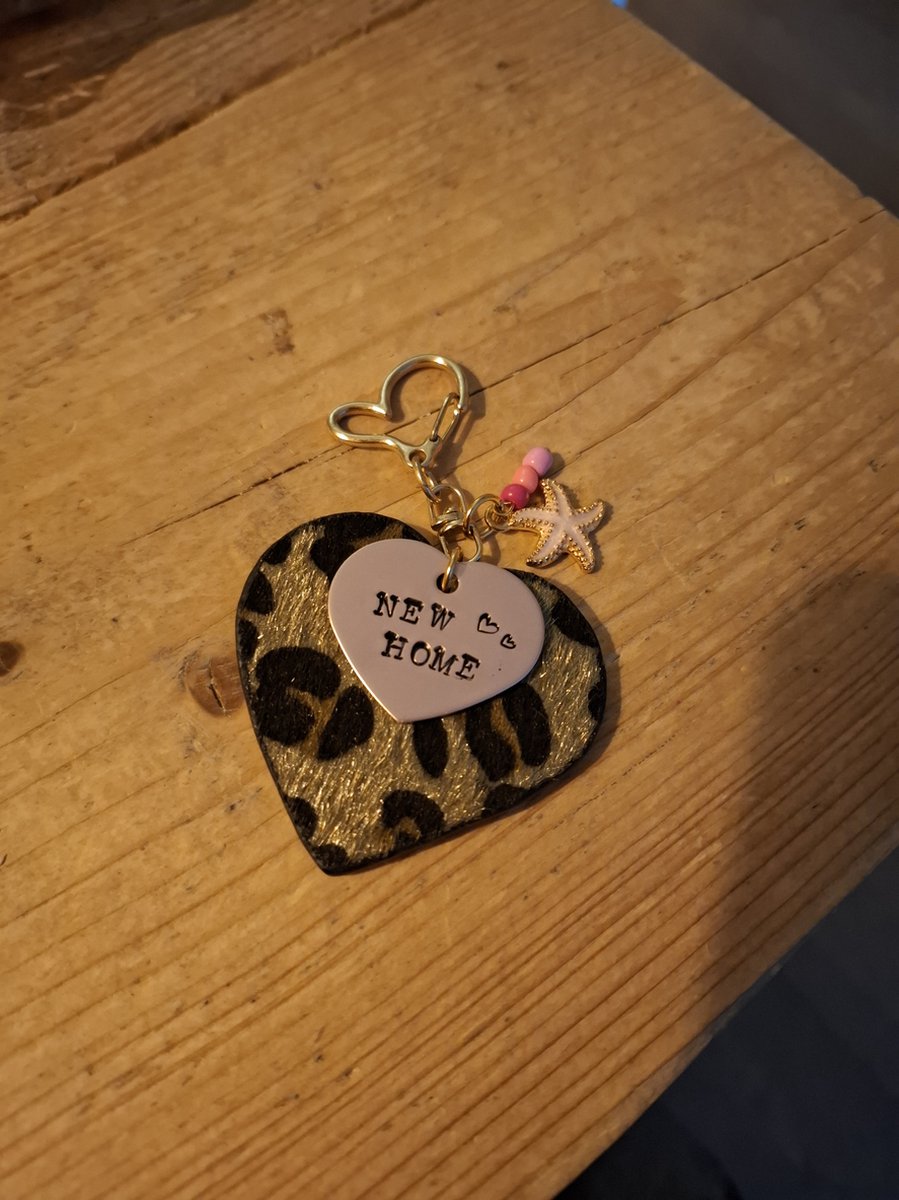 By_Evelien Sleutelhanger - New Home - Origineel - Liefde en Geluk - Verhuizen - Graveren - Uniek cadeau - Brievenbus cadeau - Bosje Bloemen - Gefeliciteerd - Home Sweet Home