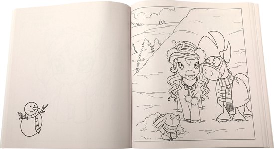 Kleurboekpagina met twee pony's en een paardje in winterse kleding, met een sneeuwpop op de achtergrond.