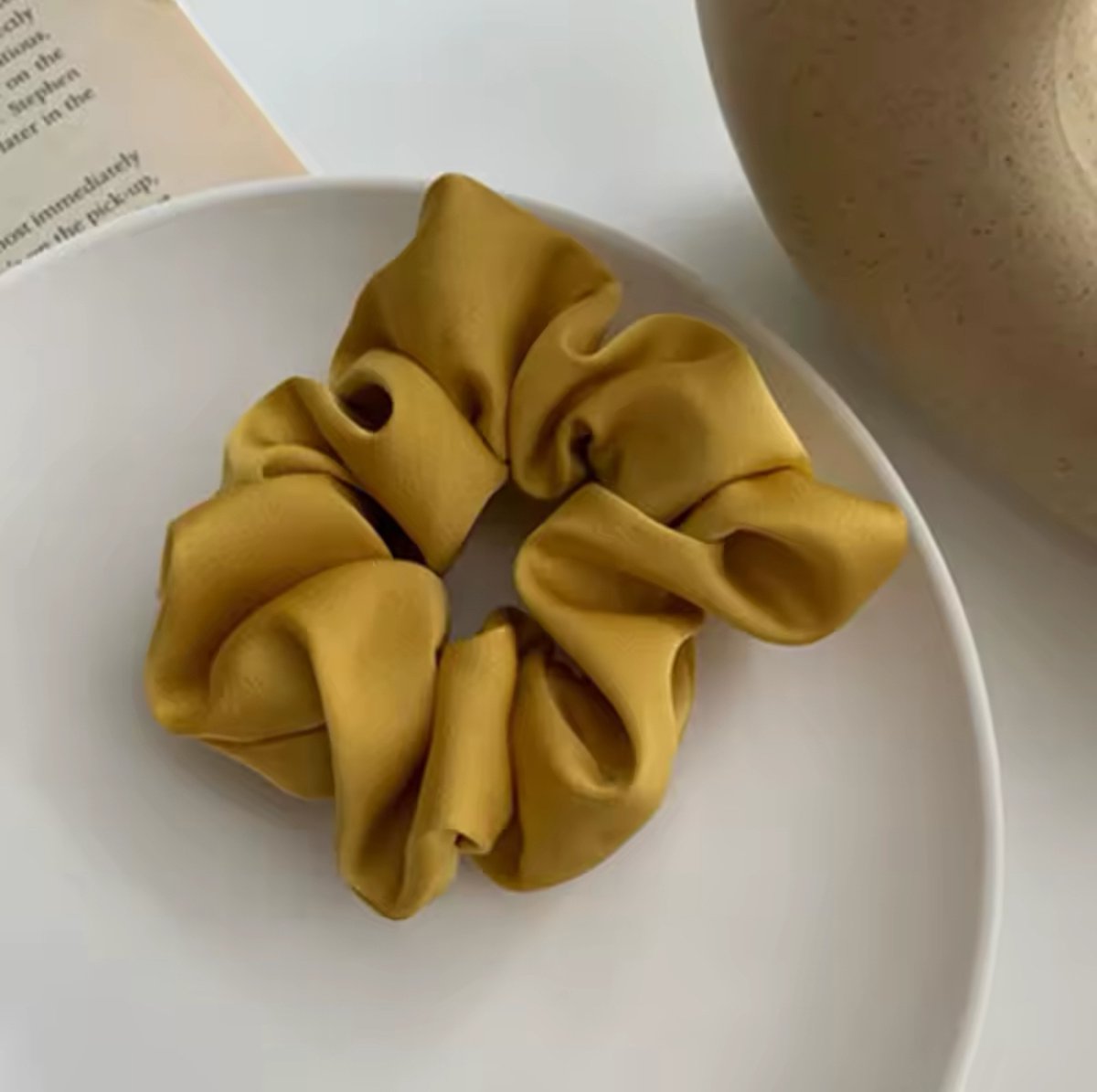 Premium Zijde Scrunchie - Silk Haarelastiek - Mosterdgeel