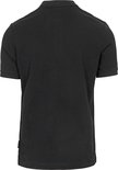 Achterkant van een zwarte poloshirt met korte mouwen.