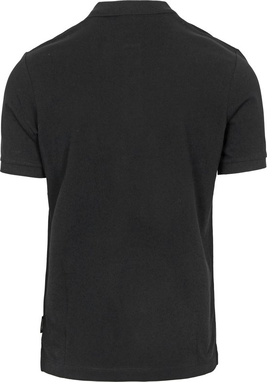 Achterkant van een zwarte poloshirt met korte mouwen.