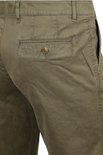 Olijfgroene chino broek met klepzak, knoop met oranje stiksels en oranje accenten.